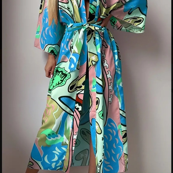 NWT Womens Stylish Kimono Robe with Vibrant Belt Beach Cover-Up - Picture 2 of 5